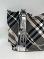 Laden Sie das Bild in den Galerie-Viewer, Burberry Schwarz Beat Check Nylon Victoria Tragetasche
