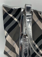 Laden Sie das Bild in den Galerie-Viewer, Burberry Schwarz Beat Check Nylon Victoria Tragetasche
