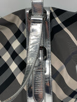 Laden Sie das Bild in den Galerie-Viewer, Burberry Schwarz Beat Check Nylon Victoria Tragetasche
