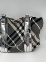 Laden Sie das Bild in den Galerie-Viewer, Burberry Schwarz Beat Check Nylon Victoria Tragetasche
