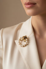 Laden Sie das Bild in den Galerie-Viewer, Gold 333 Brosche mit Perlen Florales Design
