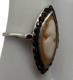 Laden Sie das Bild in den Galerie-Viewer, Antiker Silber 925 Ring mit Kamee &amp; Granat 3,9 g
