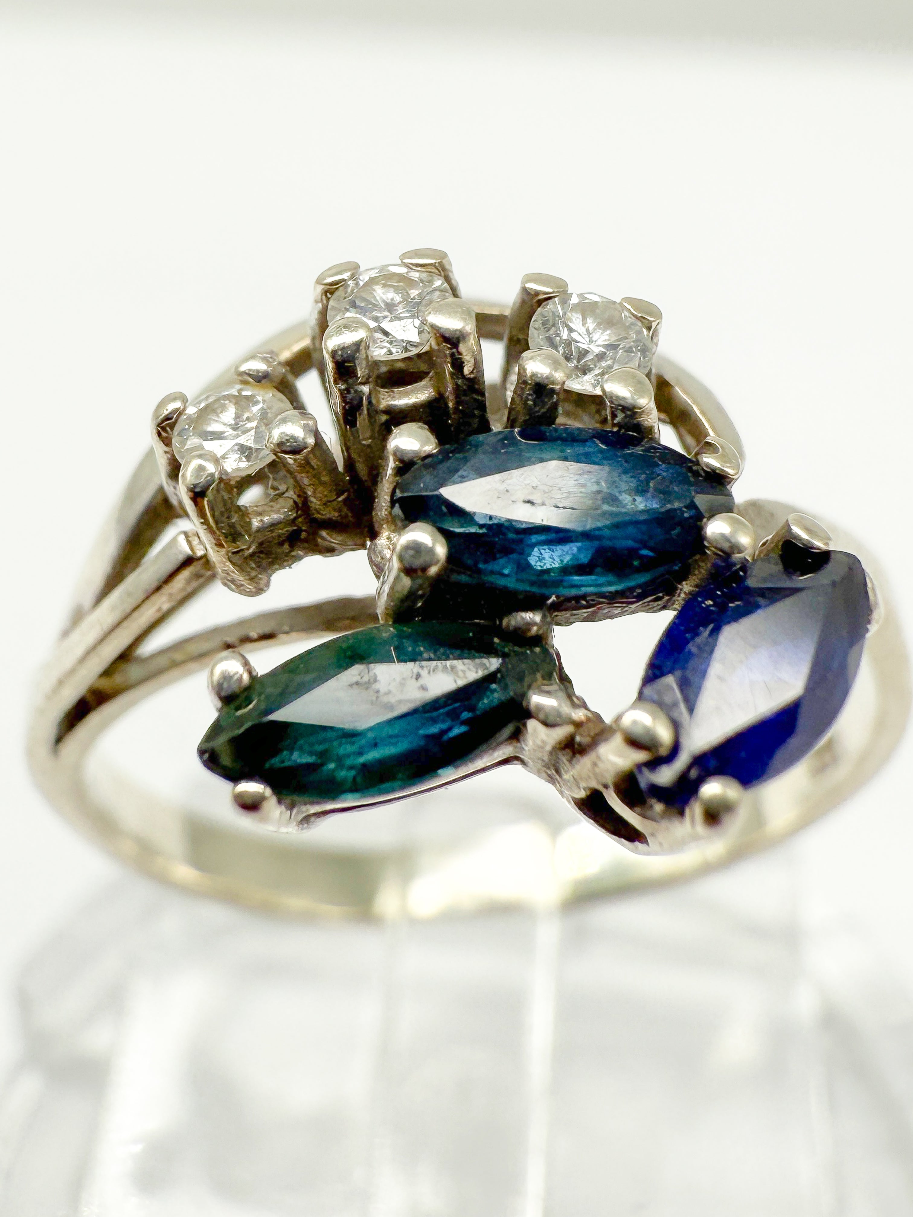 Ring 333er Weißgold mit Diamanten und Saphir