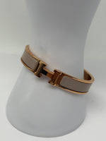 Laden Sie das Bild in den Galerie-Viewer, Hermes Armreif 585 Gold 83.8 g
