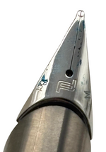 Laden Sie das Bild in den Galerie-Viewer, Porsche Design Solid Fountain Pen ''M'' 18K Füllfederhalter
