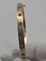 Laden Sie das Bild in den Galerie-Viewer, Scharnier-Armreif in 14k Gelbgold mit Steinbesatz
