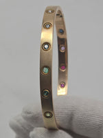 Laden Sie das Bild in den Galerie-Viewer, Scharnier-Armreif in 14k Gelbgold mit Steinbesatz
