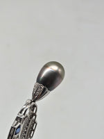 Laden Sie das Bild in den Galerie-Viewer, Damenhalskette - Art Deco - 1920er - Diamanten - Saphir - Perle - Weißgold
