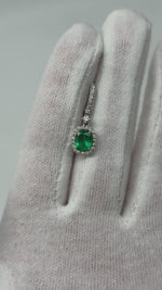 Laden und Abspielen von Videos im Galerie-Viewer, 750er Ohrringe Weißgold mit brasilianischen Smaragden und Diamanten
