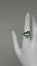 Laden und Abspielen von Videos im Galerie-Viewer, Augusta 750er Gelbgold Ring mit einem Aquamarin
