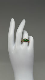 Laden und Abspielen von Videos im Galerie-Viewer, 750er Gelbgold Ring mit Diamanten und Smaragd
