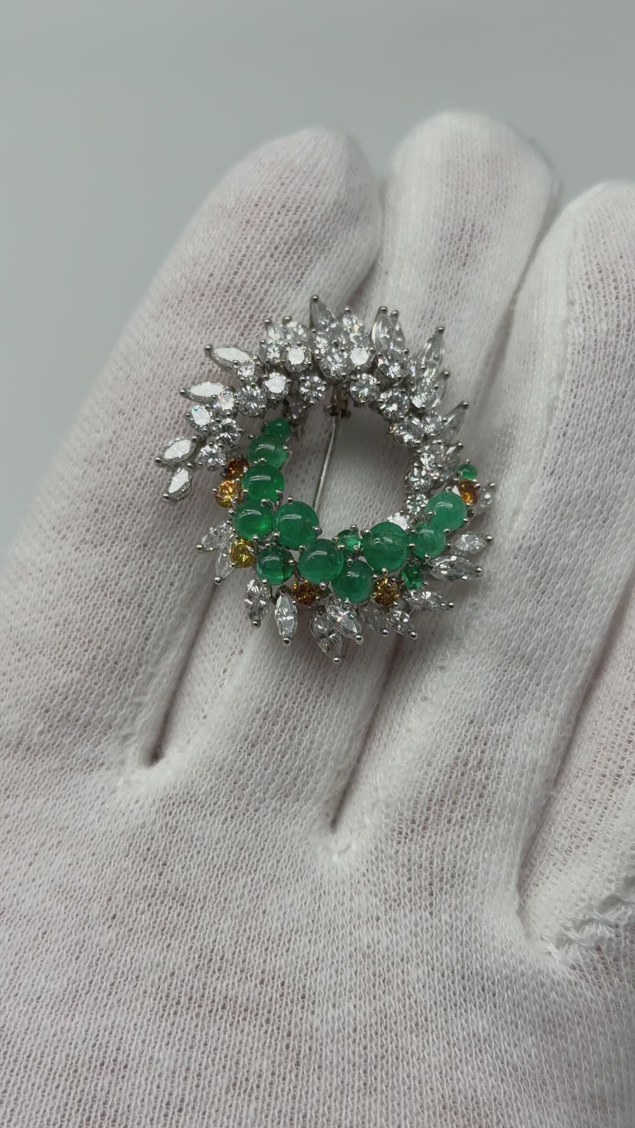 18K Weißgold Brosche mit gelben und weißen Diamanten sowie Smaragden