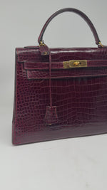 Laden und Abspielen von Videos im Galerie-Viewer, Hermes Kelly 32 Sellier Rouge H / Bordeaux hochglanz-Krokodilleder
