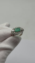 Laden und Abspielen von Videos im Galerie-Viewer, 585er Weißgold Ring mit Smaragden und Diamanten
