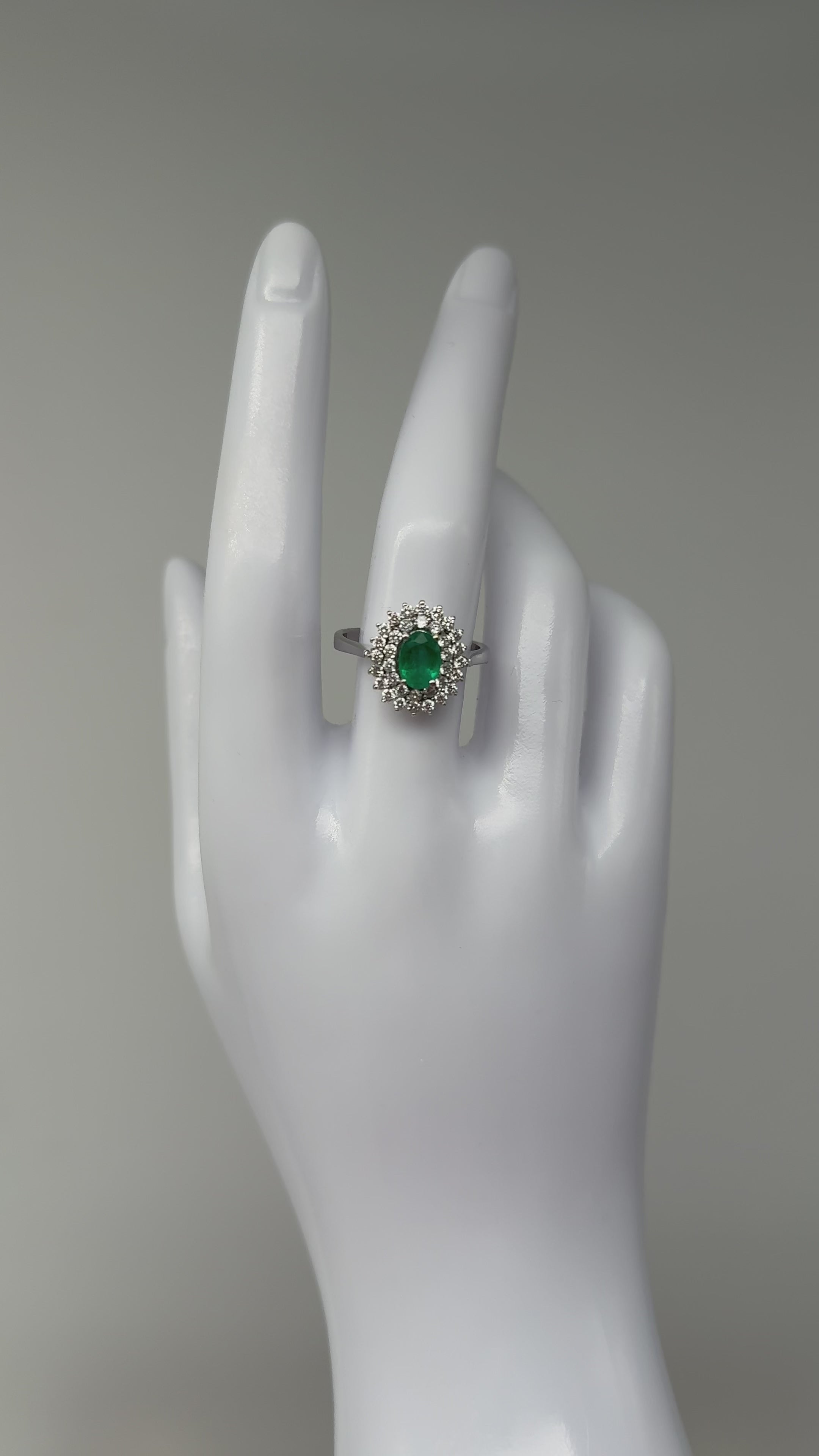 Ring 750er Weißgold mit Diamanten und Smaragd