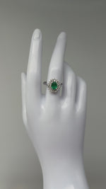 Laden und Abspielen von Videos im Galerie-Viewer, Ring 750er Weißgold mit Diamanten und Smaragd
