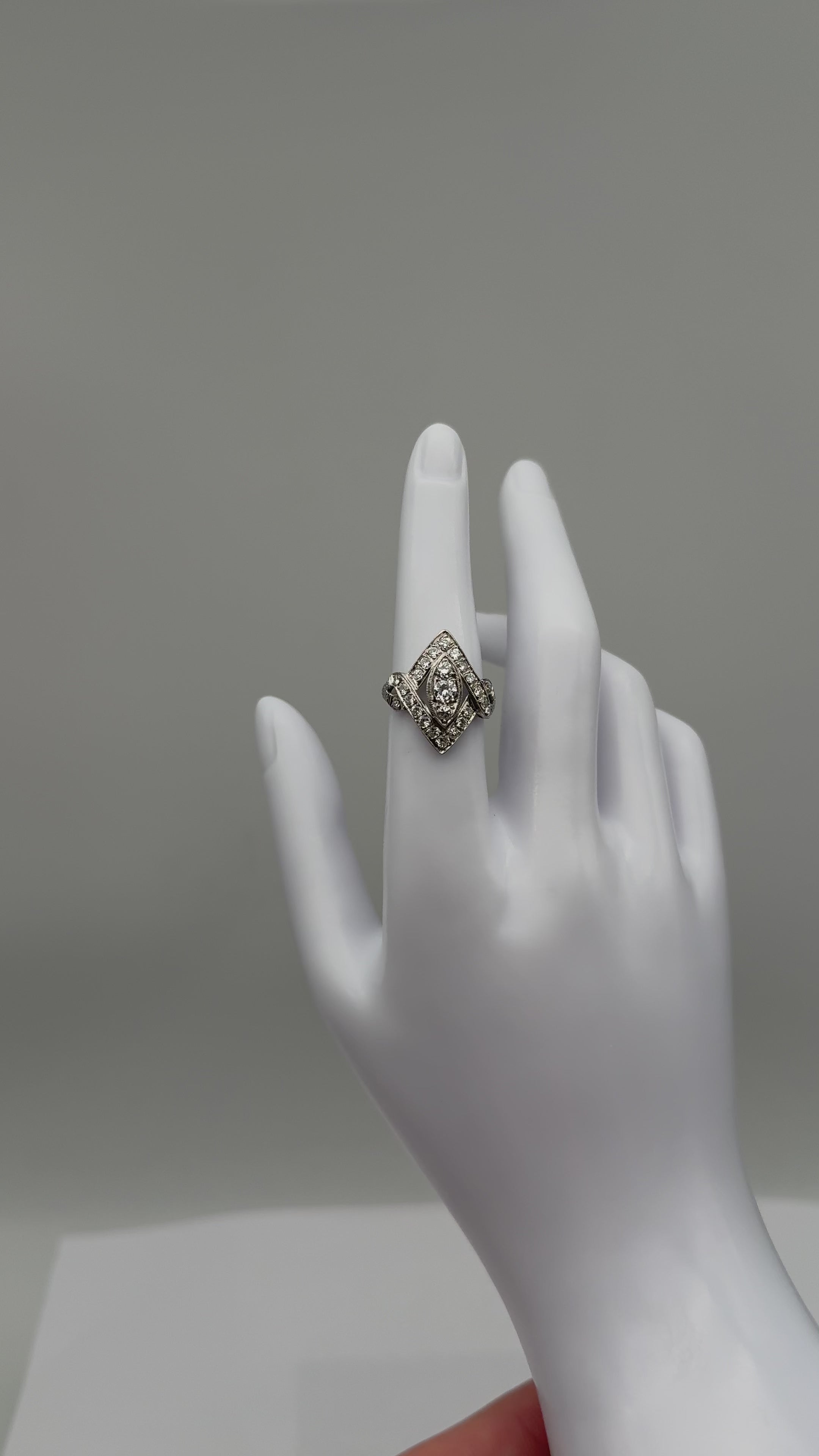 950er Art Deco Platin-Ring mit Diamanten