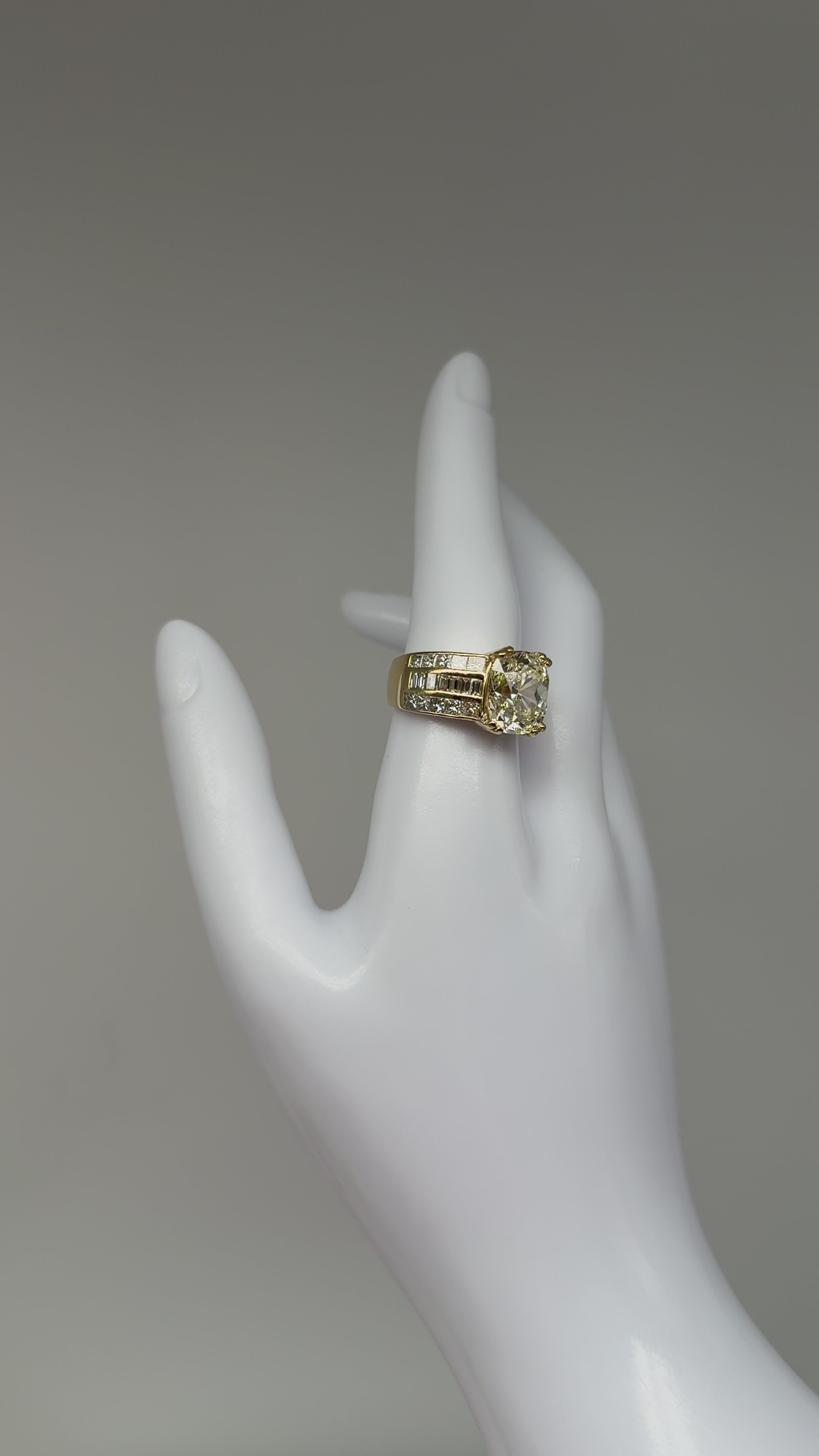 750er Gelbgold Bandring mit großem Diamanten