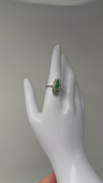 Laden und Abspielen von Videos im Galerie-Viewer, Art Deco 750er Weißgold Ring mit Smaragden und Diamanten
