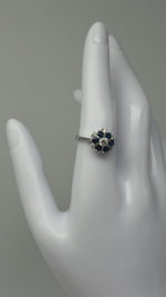 Laden und Abspielen von Videos im Galerie-Viewer, 585er Weißgold Ring mit einem Saphir und Diamanten
