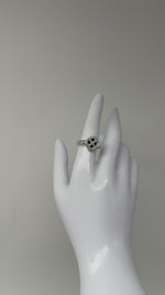 Laden und Abspielen von Videos im Galerie-Viewer, 750er Weißgold Ring mit einem Saphir und Diamanten
