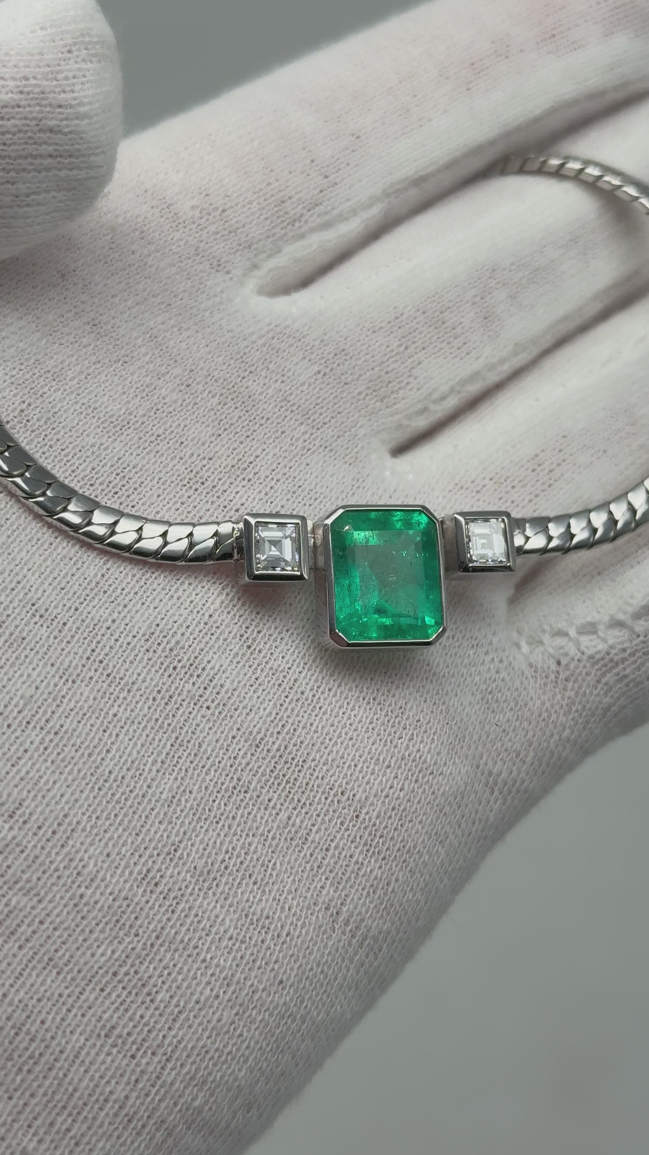 585er Weißgold Collier mit kolumbianischen Smaragd ungeölt