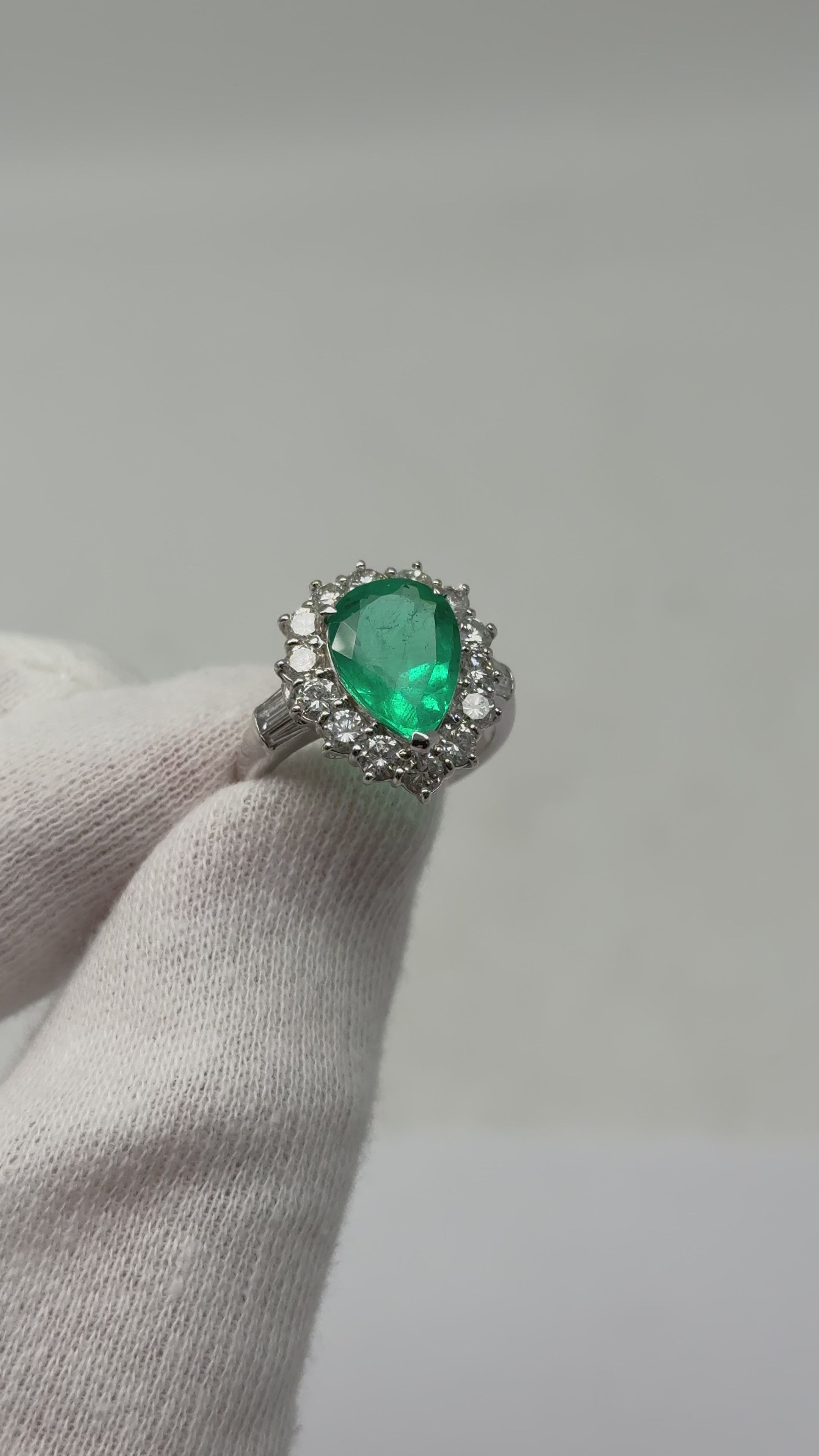 900er Platin Ring mit Smaragden und Diamanten
