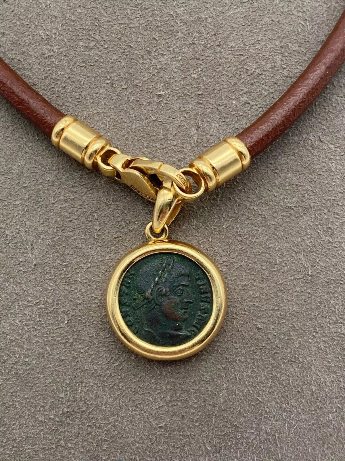 Bulgari mit römischer Münze aus Gold und Leder-Halskette