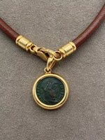 Laden Sie das Bild in den Galerie-Viewer, Bulgari mit römischer Münze aus Gold und Leder-Halskette
