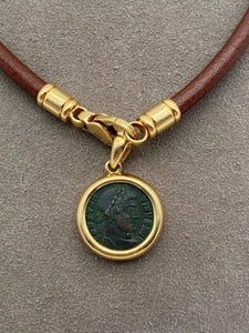 Bulgari mit römischer Münze aus Gold und Leder-Halskette