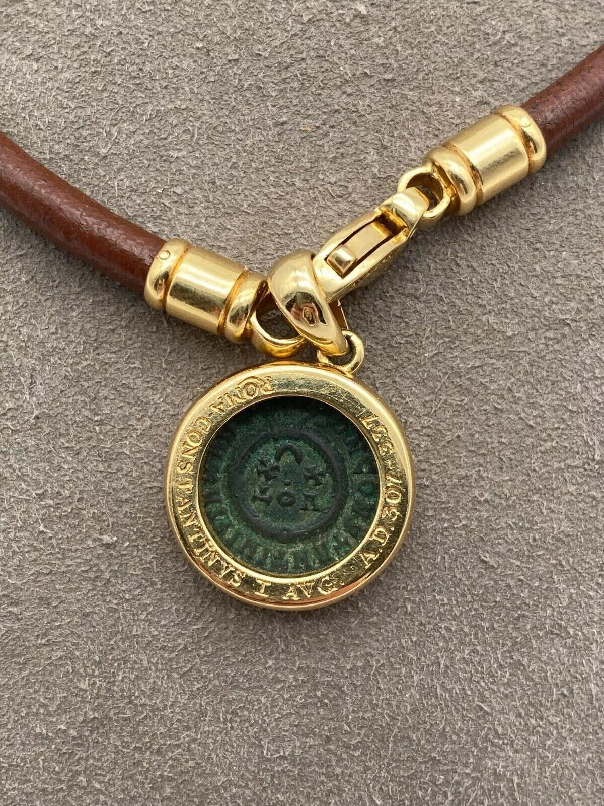 Bulgari mit römischer Münze aus Gold und Leder-Halskette