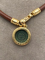 Laden Sie das Bild in den Galerie-Viewer, Bulgari mit römischer Münze aus Gold und Leder-Halskette
