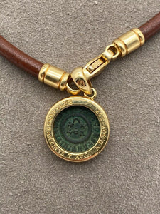 Bulgari mit römischer Münze aus Gold und Leder-Halskette