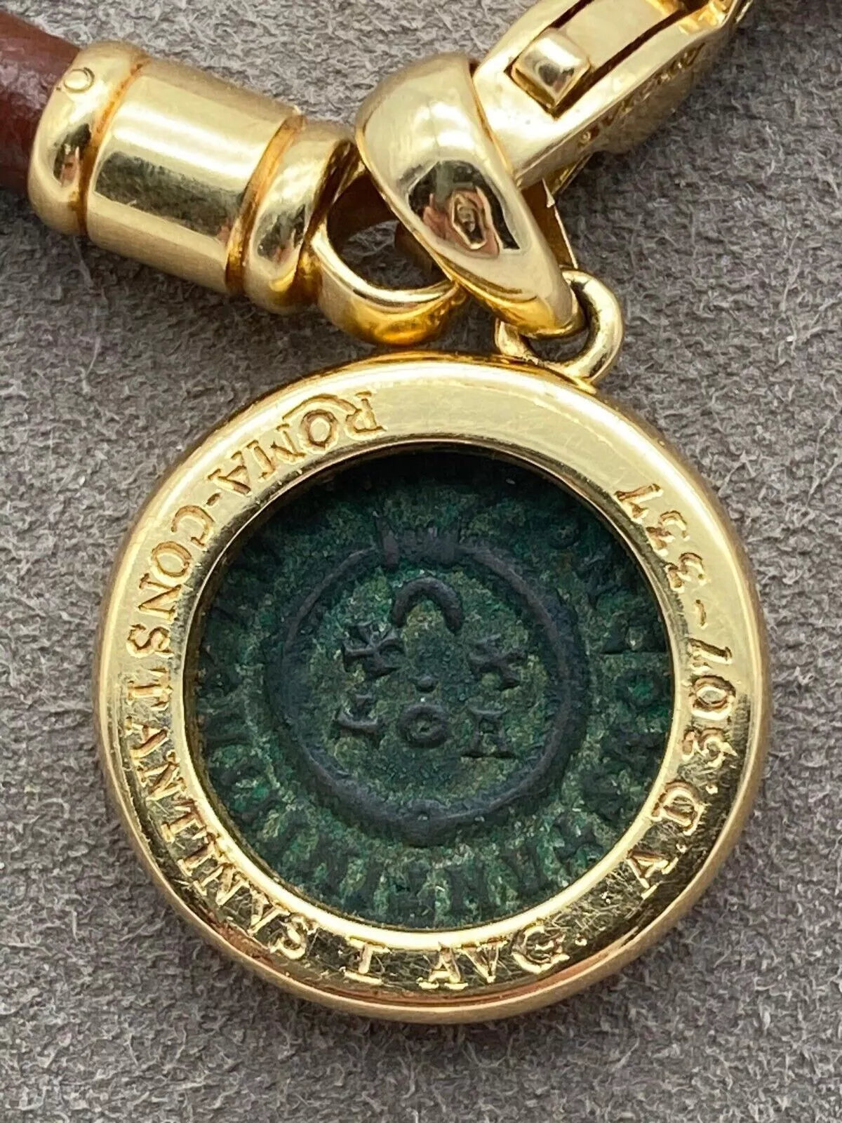 Bulgari mit römischer Münze aus Gold und Leder-Halskette